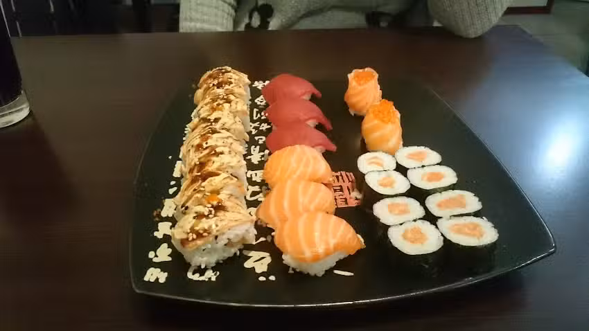 Sakura Sushi restaurante Japon&eacute;s